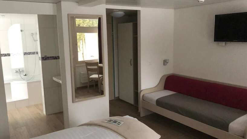 Imagen de la habitación del Hotel Centre de Sornetan. Foto 18