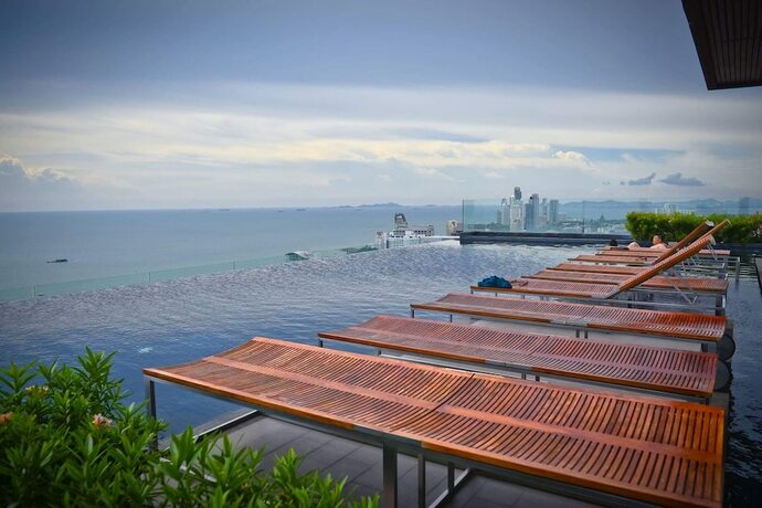 Imagen de la piscina del Hotel Centric Royal By Swimming Pool. Foto 24