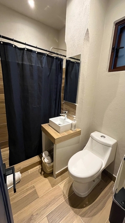Imagen de la habitación del Hotel Centrico House. Foto 11