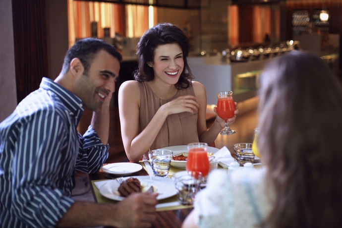 Imagen del bar/restaurante del Hotel Centro Al Manhal By Rotana. Foto 7