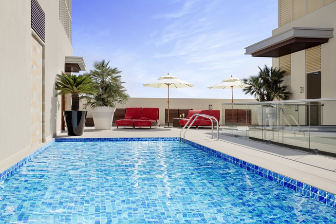 Imagen de la piscina del Hotel Centro Capital Doha By Rotana. Foto 16