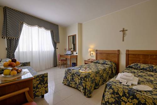 Imagen de la habitación del Hotel Centro Di Spiritualità Padre Pio. Foto 2