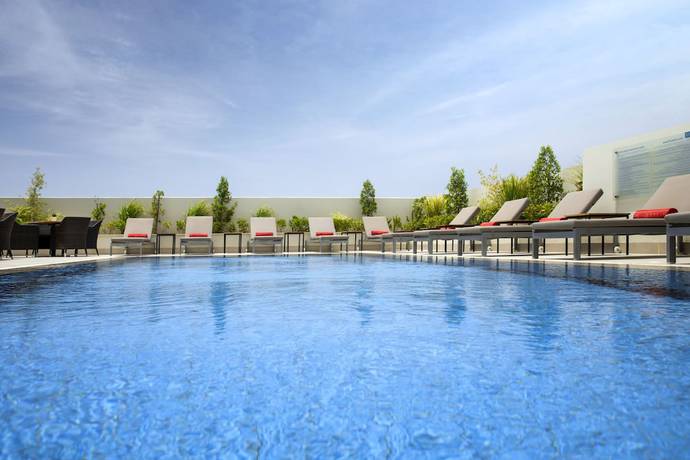 Imagen de la piscina del Hotel Centro Salama Jeddah by Rotana. Foto 20