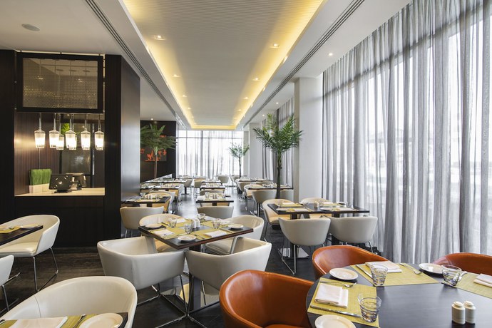 Imagen del bar/restaurante del Hotel Centro Salama Jeddah by Rotana. Foto 8