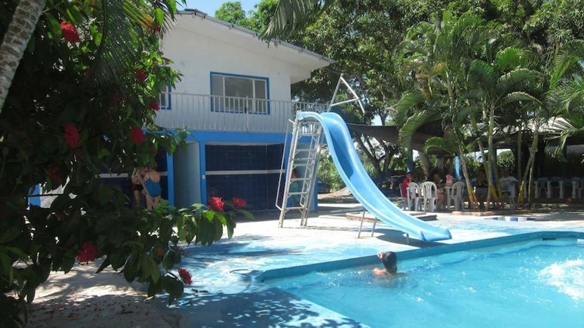 Imagen de la piscina del Hotel Centro Vacacional Maria Dayana. Foto 19