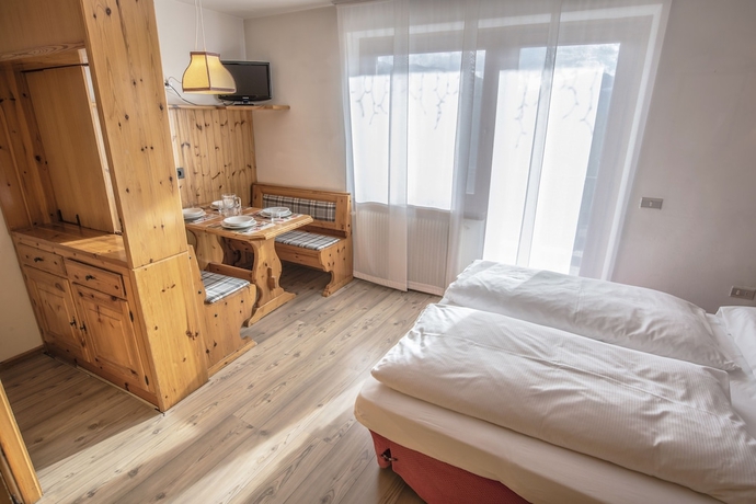 Imagen de la habitación del Hotel Centro Vacanze Veronza Clubresidence. Foto 4