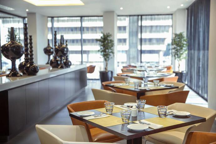 Imagen del bar/restaurante del Hotel Centro Waha By Rotana. Foto 5