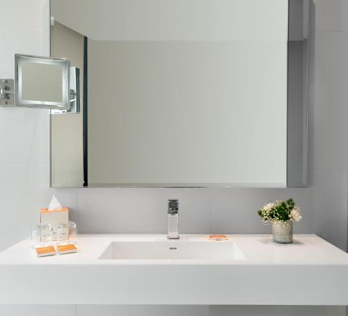 Imagen de la habitación del Hotel Centro Westside by Rotana. Foto 2