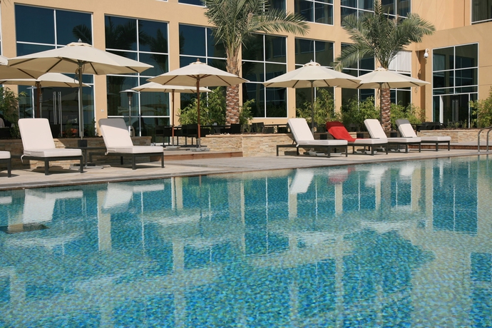 Imagen de la piscina del Hotel Centro Yas Island-by Rotana. Foto 12