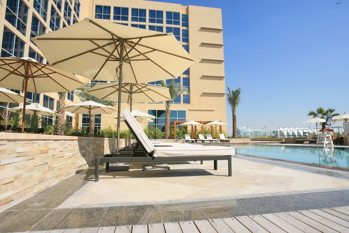 Imagen de la piscina del Hotel Centro Yas Island-by Rotana. Foto 13