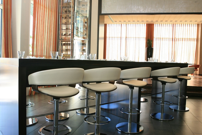 Imagen del bar/restaurante del Hotel Centro Yas Island-by Rotana. Foto 5
