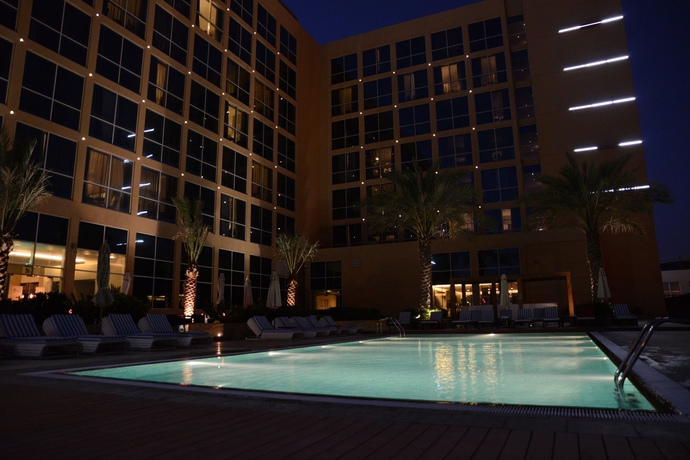 Imagen de la piscina del Hotel Centro Yas Island-by Rotana. Foto 16