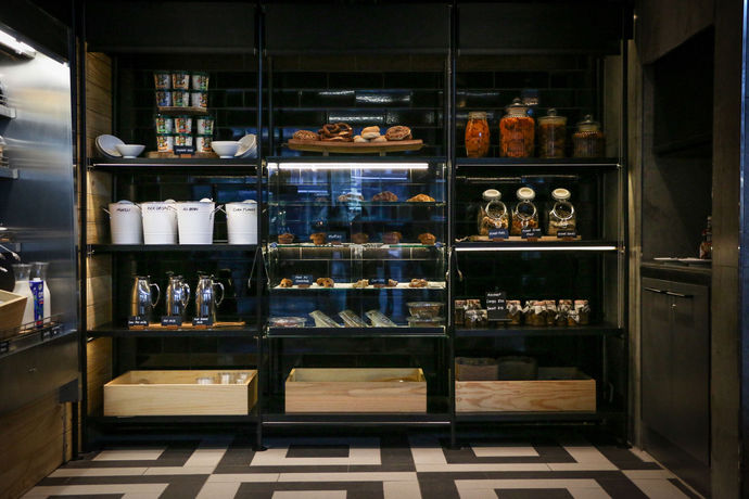 Imagen del bar/restaurante del Hotel Century City. Foto 2