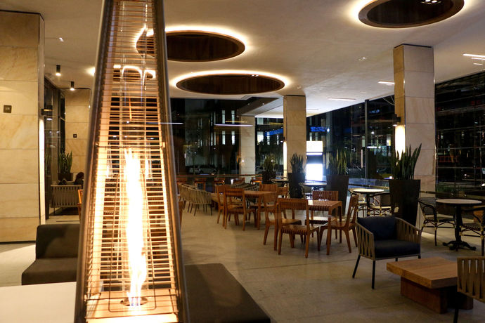 Imagen del bar/restaurante del Hotel Century City. Foto 7