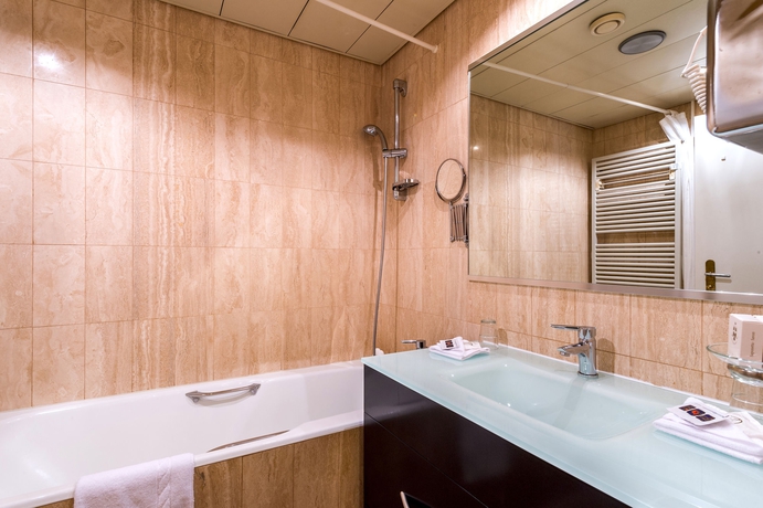 Imagen de la habitación del Hotel Century, Ginebra. Foto 13