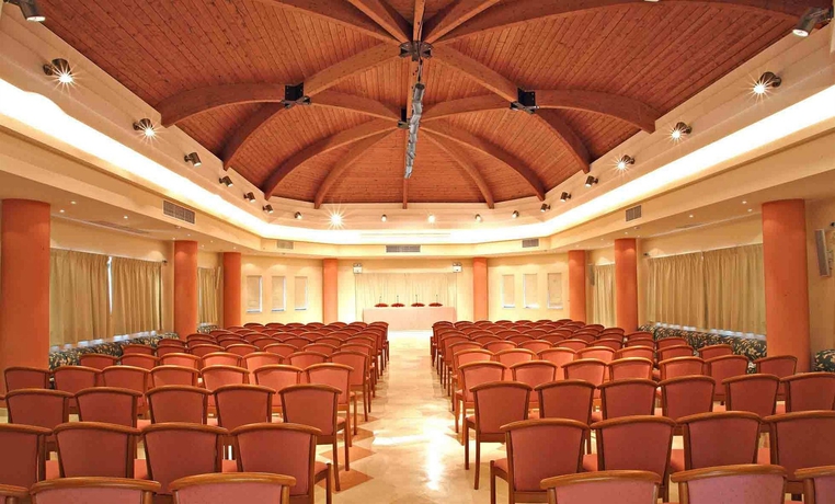 Imagen de los interiores del Hotel Century Resort. Foto 6