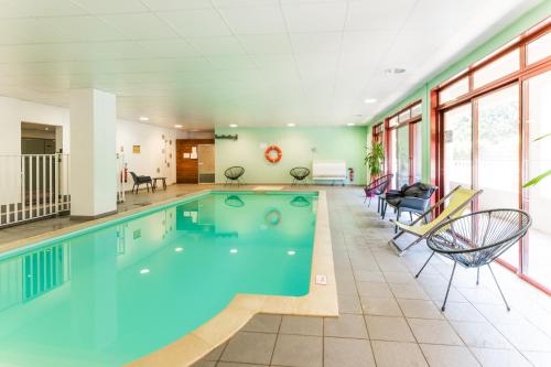 Imagen de la piscina del Hotel Cerise Carcassonne Sud. Foto 8