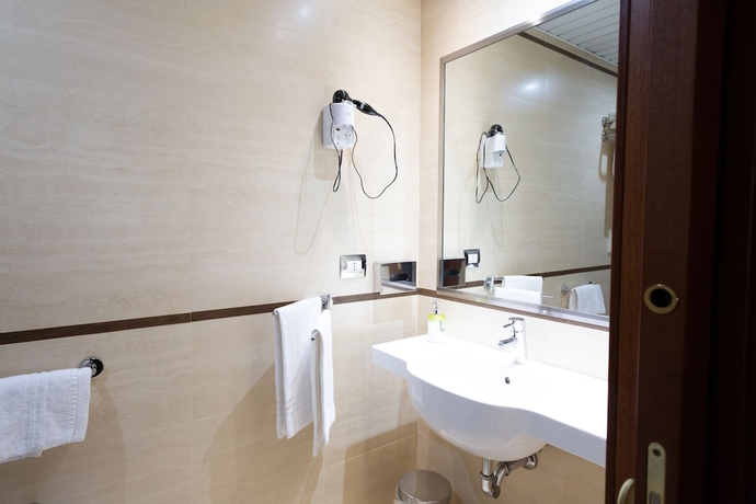 Imagen de la habitación del Hotel Cervara Park. Foto 6