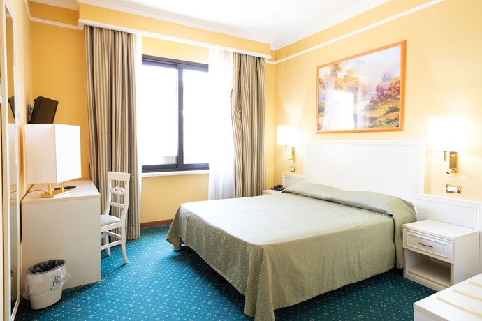 Imagen de la habitación del Hotel Cervara Park. Foto 16