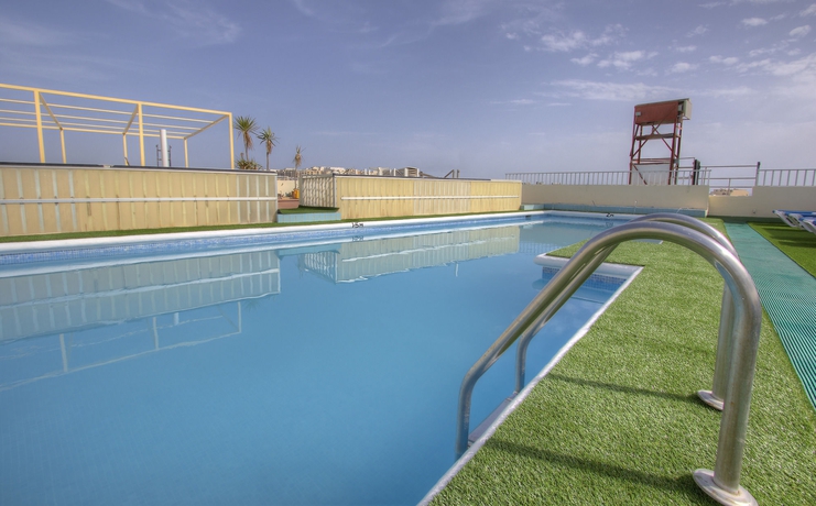 Imagen de la piscina del Hotel Cerviola. Foto 10