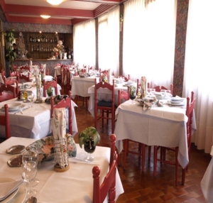 Imagen del bar/restaurante del Hotel Cervo. Foto 2