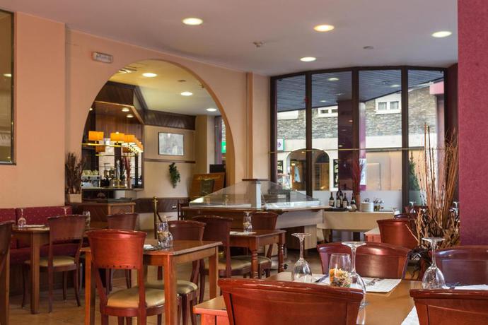 Imagen del bar/restaurante del Hotel Cervol. Foto 3