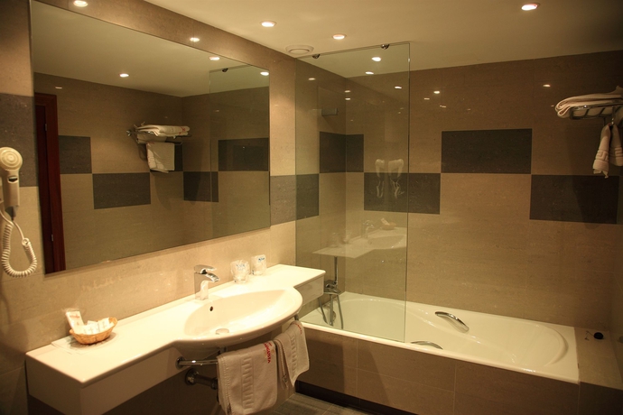 Imagen de la habitación del Hotel Cesaraugusta. Foto 6