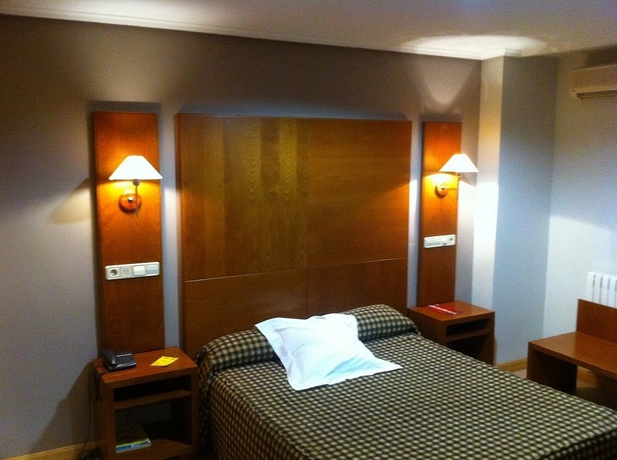 Imagen de la habitación del Hotel Cesaraugusta. Foto 8