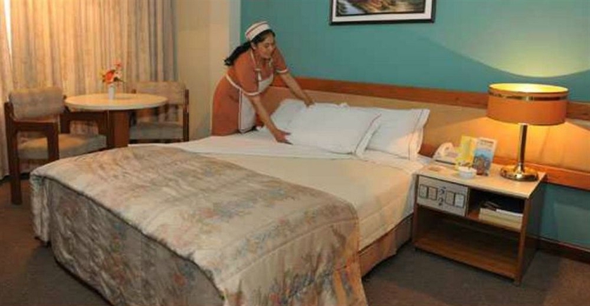 Imagen de la habitación del Hotel Cesars Plaza. Foto 4