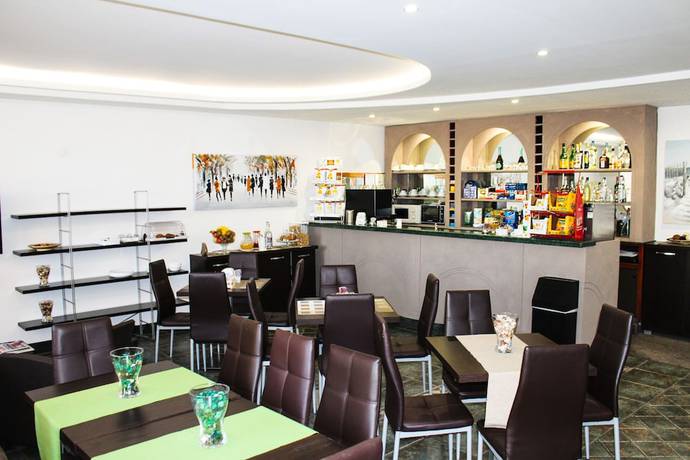 Imagen del bar/restaurante del Hotel Cesirja. Foto 6