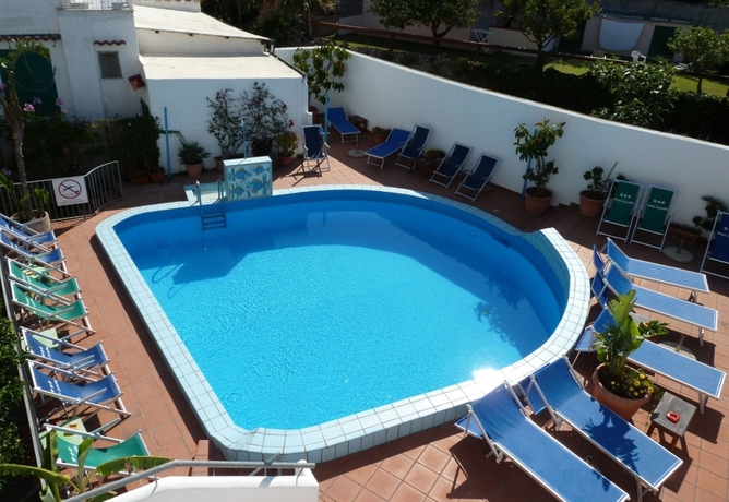 Imagen de la piscina del Hotel Cesotta. Foto 13