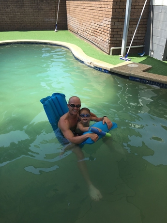 Imagen de la piscina del Hotel Cessnock Vintage Motor Inn. Foto 19
