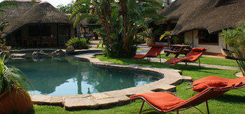 Imagen de la piscina del Hotel C'est Si Bon. Foto 14