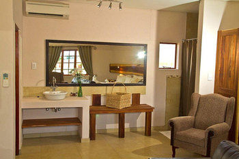 Imagen de la habitación del Hotel C'est Si Bon. Foto 5