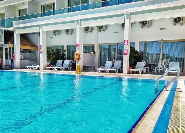 Imagen de la piscina del Hotel Cetin Prestige Resort. Foto 37