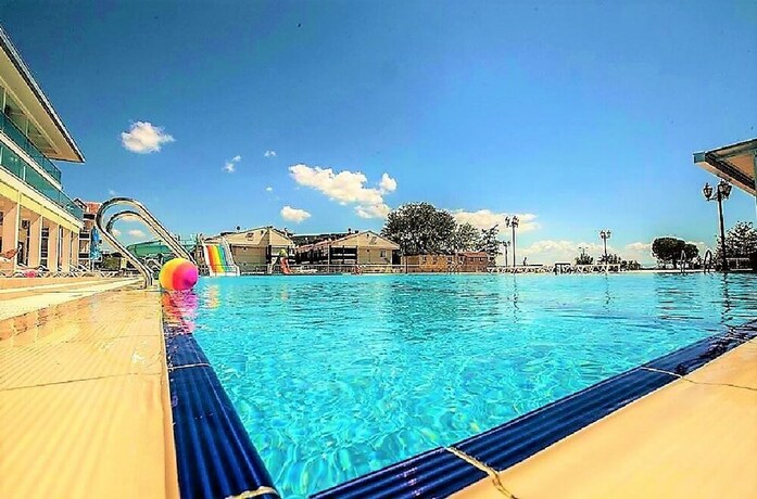Imagen de la piscina del Hotel Cetin Prestige Resort. Foto 40