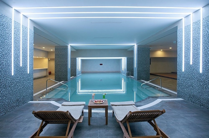 Imagen de la piscina del Hotel Cevahir Istanbul Asia. Foto 15