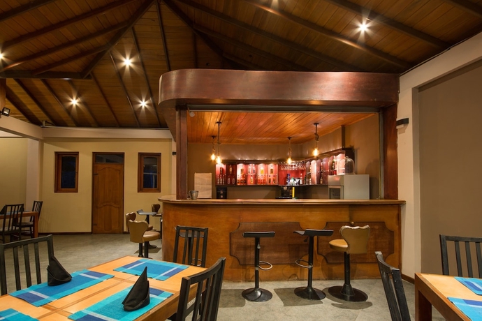 Imagen del bar/restaurante del Hotel Ceyloni Panorama Resort. Foto 2