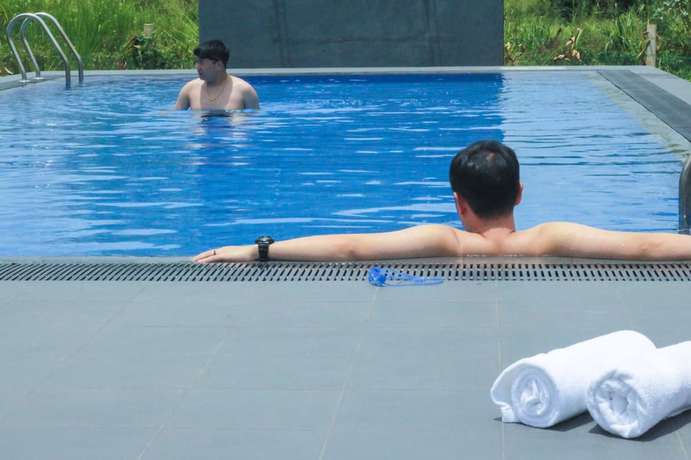 Imagen de la piscina del Hotel Ceyloni hotel. Foto 18