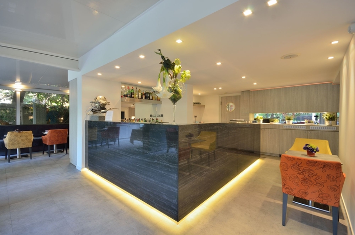 Imagen del bar/restaurante del Hotel Cezanne. Foto 2