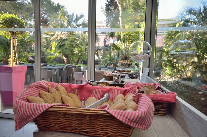 Imagen del bar/restaurante del Hotel Cezanne. Foto 6