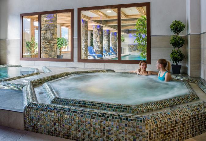 Imagen de la piscina del Hotel Cgh Résidences And Spas Les Chalets De Laÿssia. Foto 20