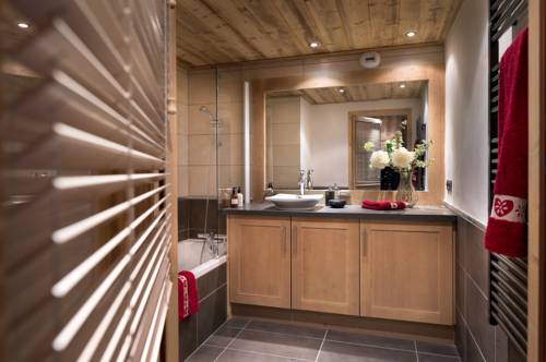 Imagen de la habitación del Hotel Cgh R&eacute;sidences and Spa Les Chalets De L&eacute;ana. Foto 7