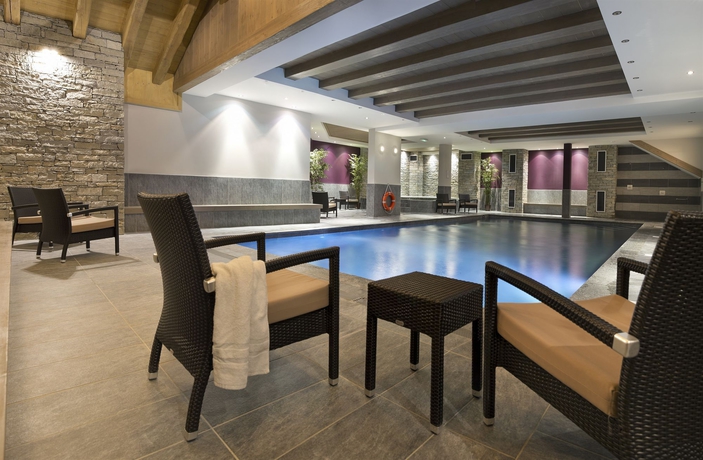 Imagen de la piscina del Hotel Cgh R&eacute;sidences and Spas Le Chalet Des Dolines. Foto 13