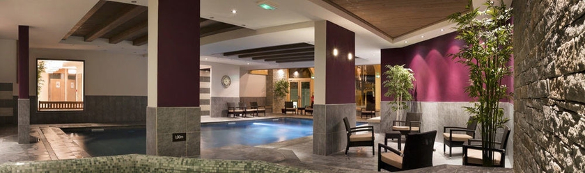 Imagen de la piscina del Hotel Cgh R&eacute;sidences and Spas Le Chalet Des Dolines. Foto 14