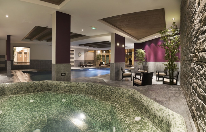 Imagen de la piscina del Hotel Cgh R&eacute;sidences and Spas Le Chalet Des Dolines. Foto 15
