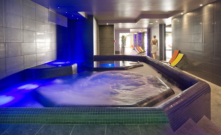 Imagen de la piscina del Hotel Cgh R&eacute;sidences and Spas Le Cristal De L'alpe. Foto 15