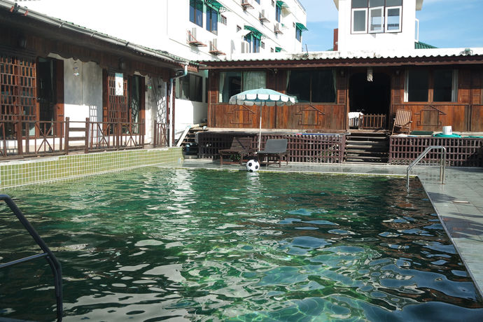 Imagen de la piscina del Hotel Chaam Villa Sun. Foto 15
