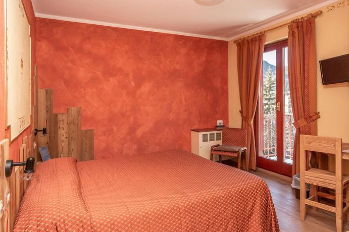 Imagen de la habitación del Hotel Chaberton. Foto 7