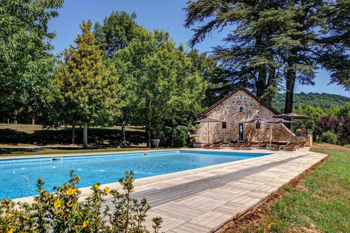 Imagen de la piscina del Hotel Ch&acirc;teau De La Falque, The Originals Relais (relais Du Silence). Foto 9